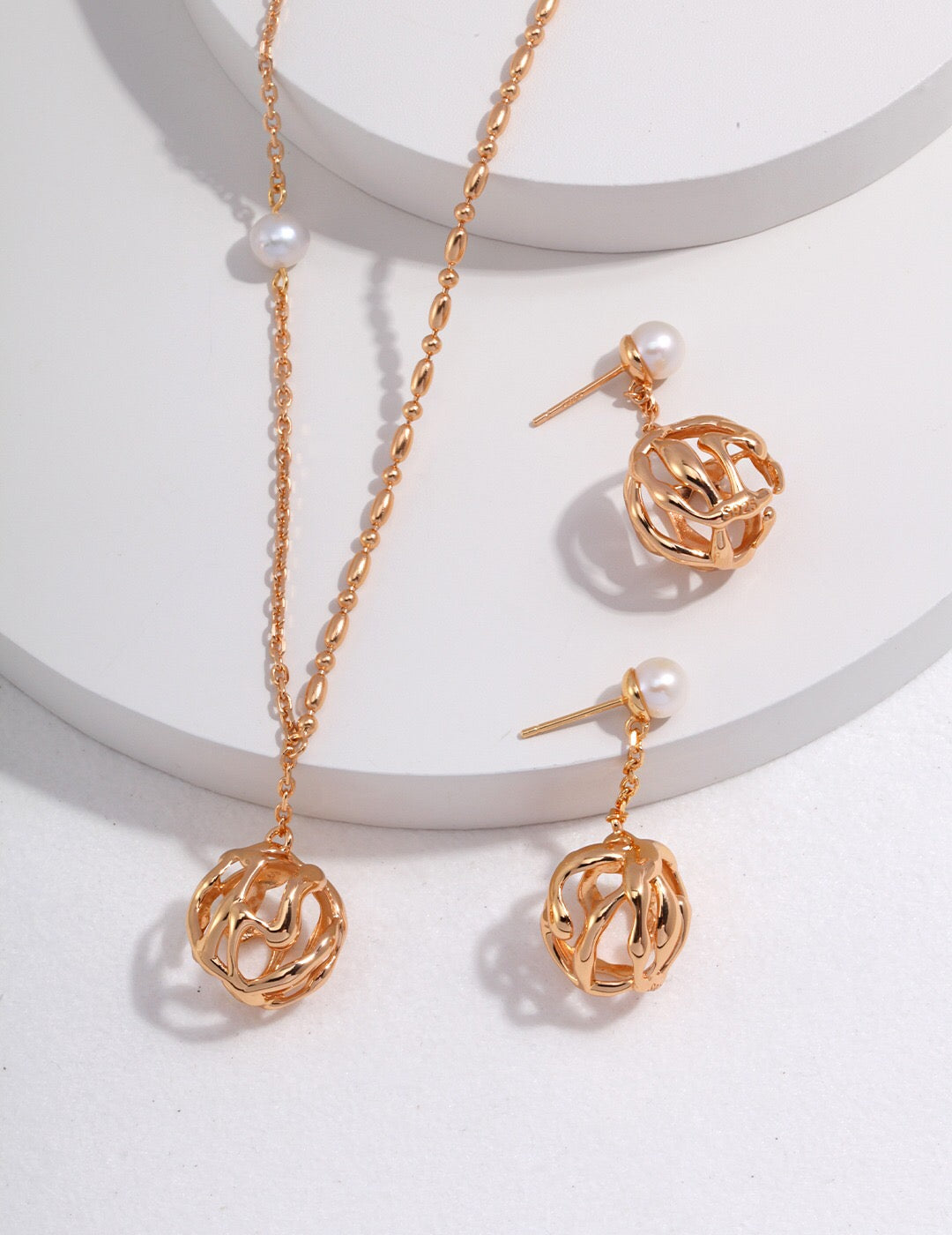 Dainty Hollow Pearl Necklace-3